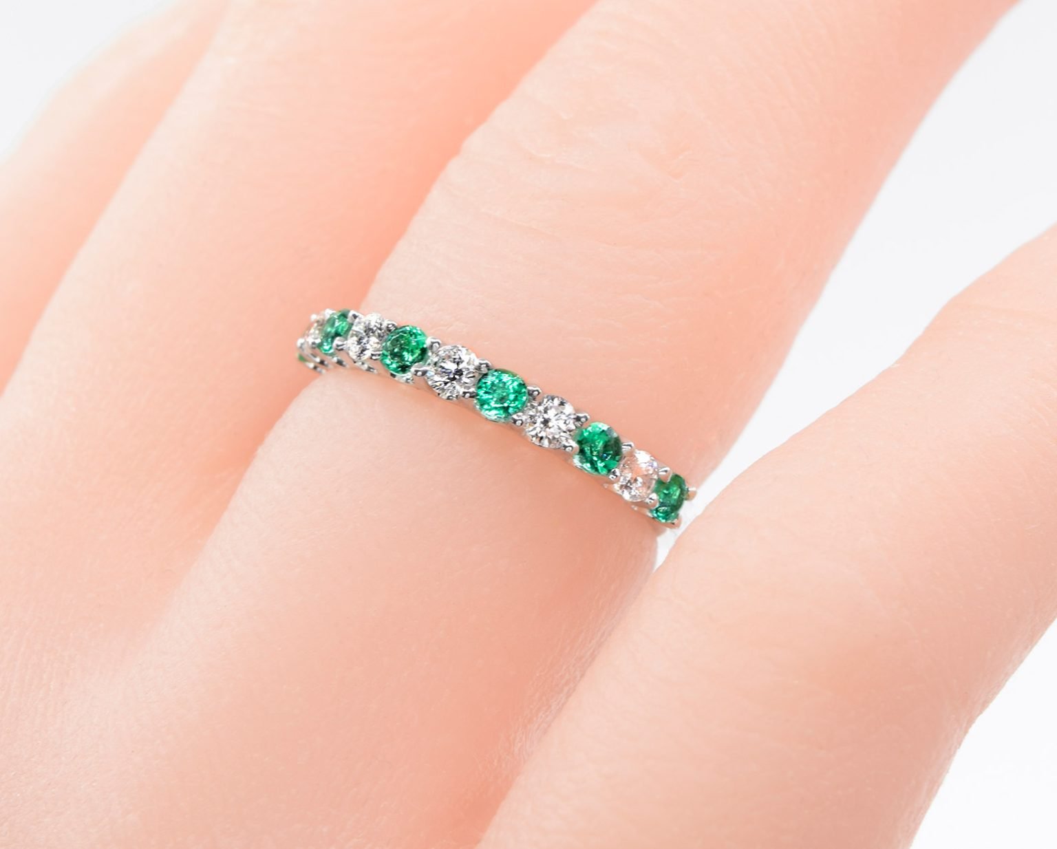 Cintillo Absolute Emerald Oro Blanco 18k o Platino y 5 Diamantes brillante de 5 pt más 6 Esmeraldas que suman 32 pt.