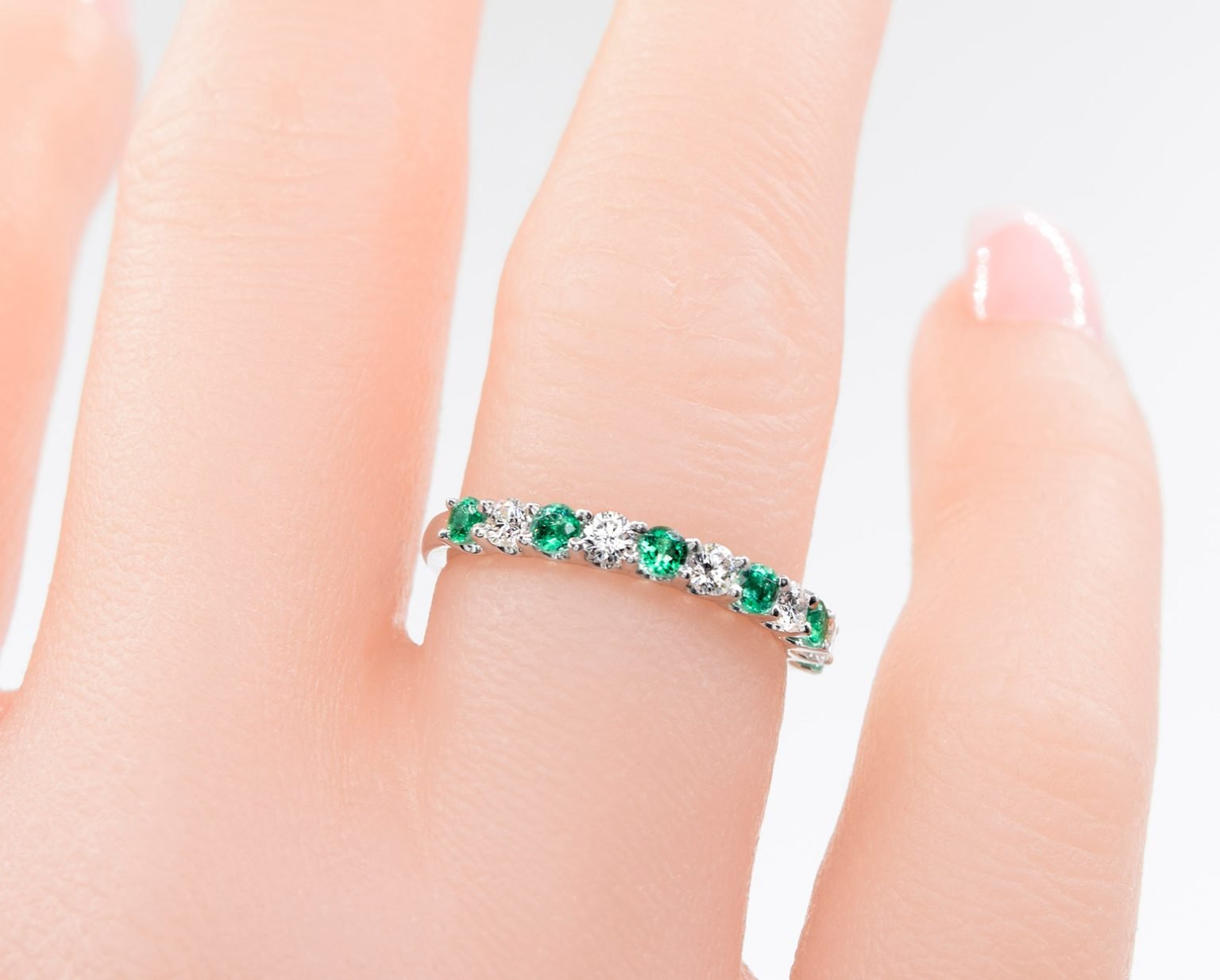 Cintillo Absolute Emerald Oro Blanco 18k o Platino y 5 Diamantes brillante de 5 pt más 6 Esmeraldas que suman 32 pt.