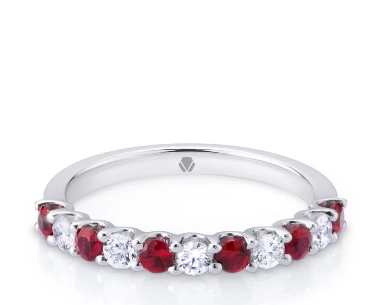 Cintillo Absolute Ruby Oro blanco de 18k o Platino y 5 Diamantes de 5pt más 6 rubies que suman 36pt