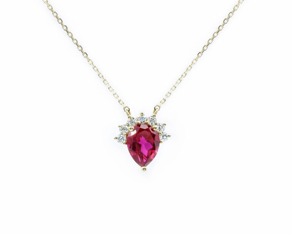 Collar Aidan Ruby Oro Blanco 18k, con 1 Rubí , más 7 Diamantes brillante que suman 14 pt Tamaño: 11x11mm