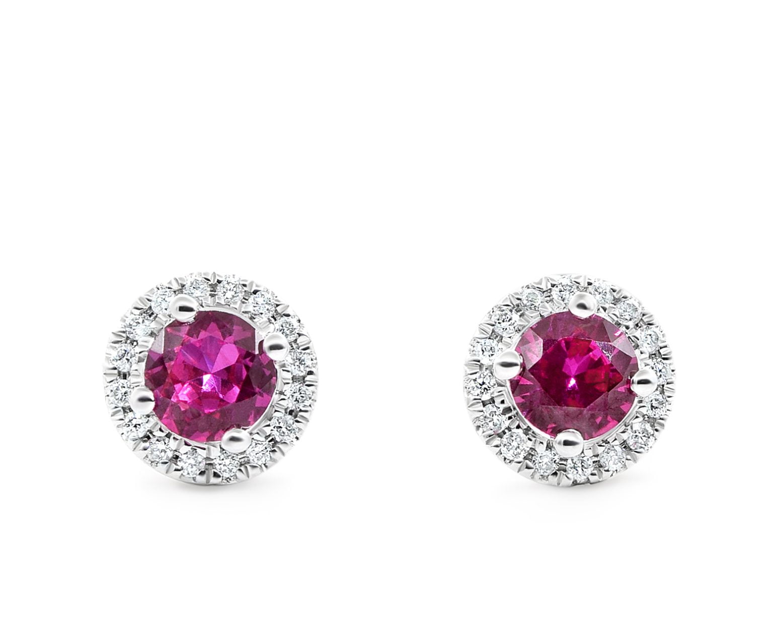 Aros Halo Ruby Oro Blanco 18k, con 32 Diamantes que suman 10 pt, más 2 Rubíes brillante que suman 55 pt y 32 Diamantes que suman 10 pt, más 2 Rubíes brillante que suman 55 pt Tamaño: 1,94 g