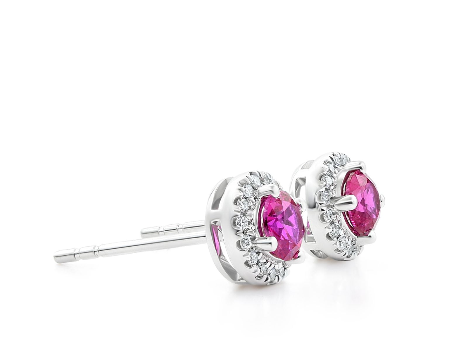 Aros Halo Ruby Oro Blanco 18k, con 32 Diamantes que suman 10 pt, más 2 Rubíes brillante que suman 55 pt y 32 Diamantes que suman 10 pt, más 2 Rubíes brillante que suman 55 pt Tamaño: 1,94 g