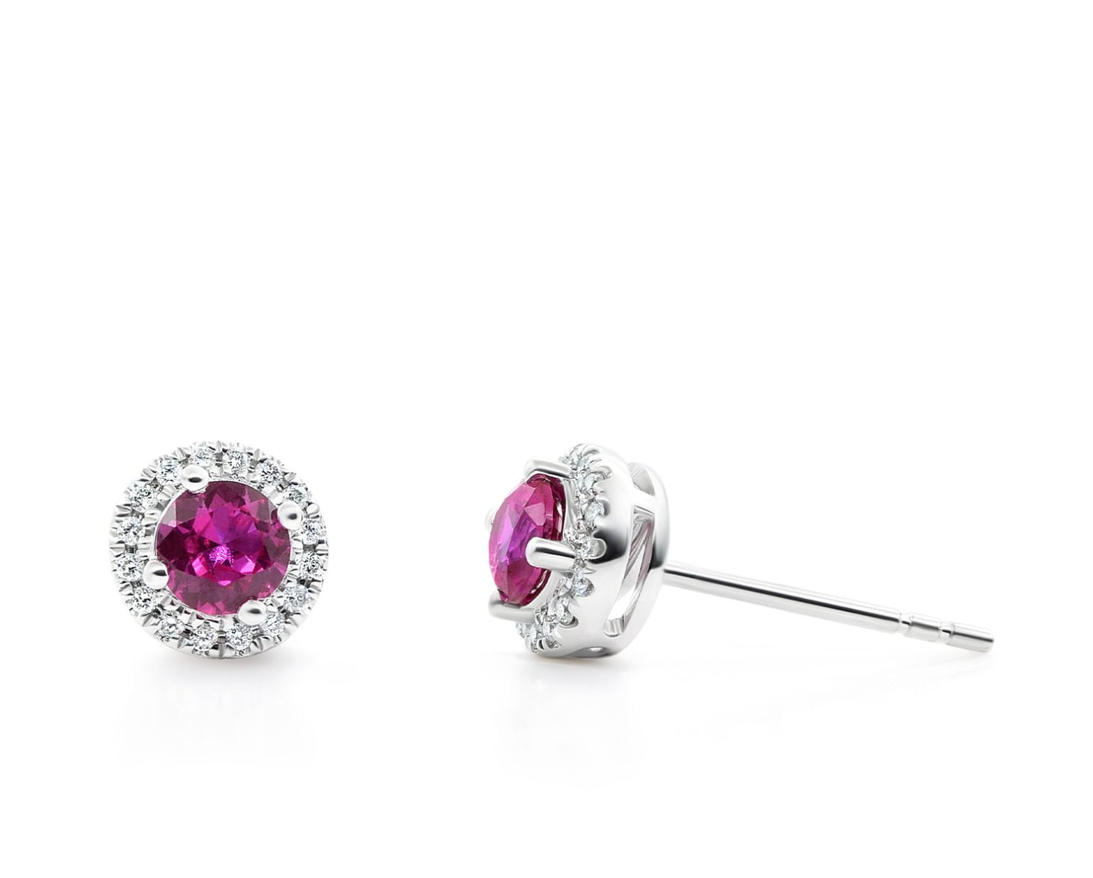 Aros Halo Ruby Oro Blanco 18k, con 32 Diamantes que suman 10 pt, más 2 Rubíes brillante que suman 55 pt y 32 Diamantes que suman 10 pt, más 2 Rubíes brillante que suman 55 pt Tamaño: 1,94 g