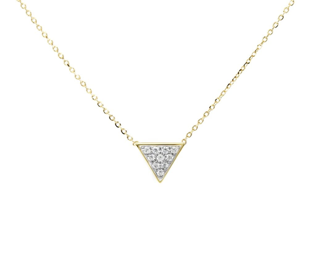 Collar Triangulo Pave Oro Amarillo 18k, con Diamantes que suman 10 pt Tamaño: 45 cm; 0.76 gr