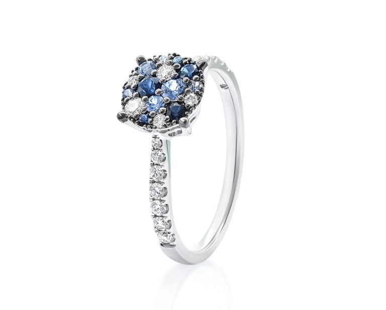 Anillo Blue Cluster Oro Blanco 18k con 29 Diamantes que suman 28 pt y 10 Zafiros que suman 38 pt